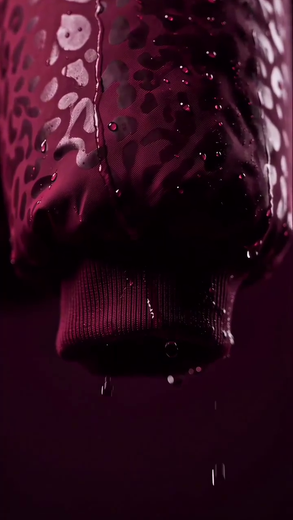 Leopard reveal puffer, pattern showing where wet